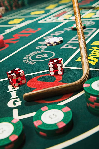 padi33 live roulette dealer in HD studio lighting