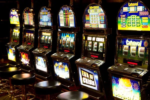 padi33 live roulette table with dealers in HD studio and betting interface